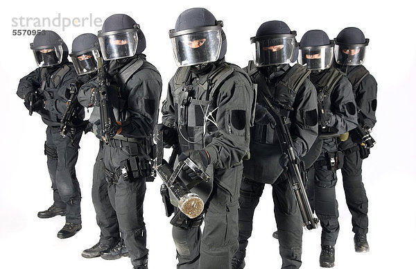 Polizei  Spezialeinheit  Spezialeinsatzkommando  SEK  SEK-Trupp mit Ramme und verschiedenen Bewaffnungen