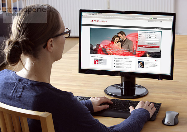 Frau am Computer surft im Internet  Partnersucheportal  Dating-Seite  Kontakt-Portal  Partnervermittlung  Parship