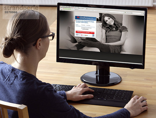 Frau am Computer surft im Internet  Partnersucheportal  Dating-Seite  Kontakt-Portal  Partnervermittlung  ElitePartner