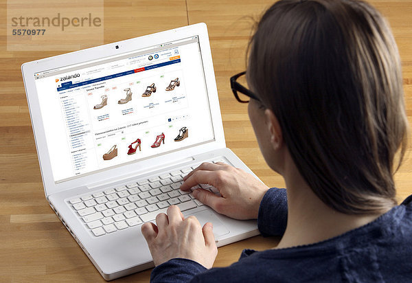 Frau am Laptop surft im Internet  Zalando  Online-Schuhgeschäft