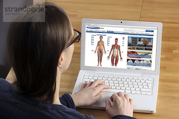 Frau am Laptop surft im Internet  Medizinseite  Netdoktor  Online-Ratgeber bei Gesundheitsfragen  Analyse von Krankheitssymptomen