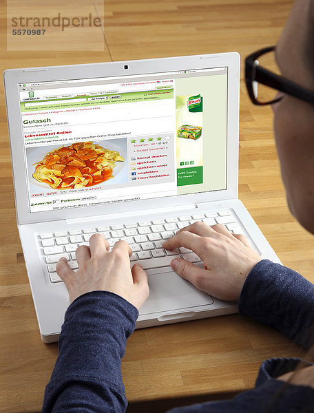 Frau am Laptop surft im Internet  Kochrezepte online  Chefkoch.de