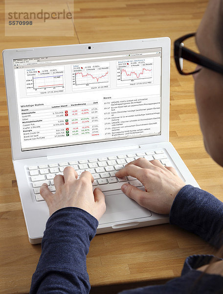 Frau am Laptop surft im Internet  checkt Börsenkurse an der Frankfurter Börse  Edelmetalle