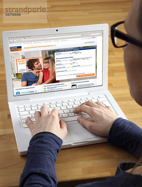 Frau am Laptop surft im Internet  Partnersuche-Portal  Dating-Seite  Kontakt-Portal  Partnervermittlung  FriendScout24