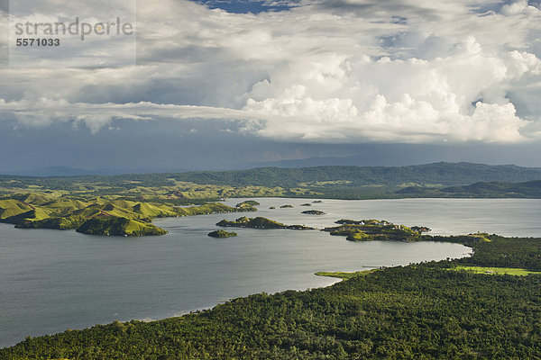 Dramatische Wolken über Sentani See  Sentani  Jayapura  West Papua  West-Neuguinea  Indonesien  Asien