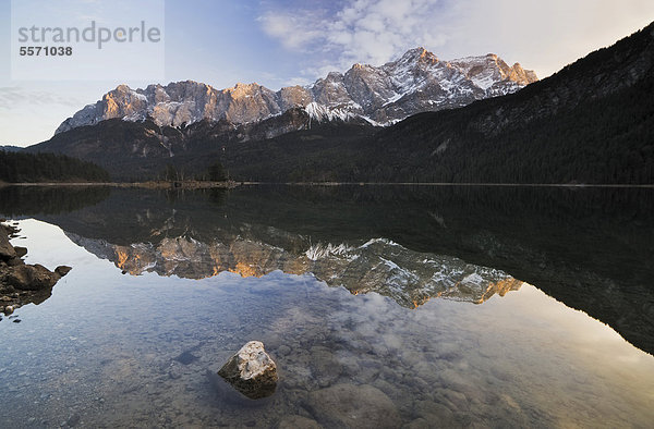 Zugspitze und Wettersteingebirge spiegeln sich im Eibsee  Garmisch-Partenkirchen  Bayern  Deutschland  Europa