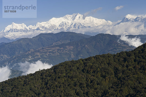 Blick von Westbengalen  Indien  auf den Kangchendzönga  Kanchenjunga an der Grenze von Sikkim und Nepal  Asien