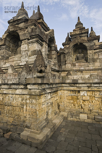 Stupas und Buddhastatuen  buddhistische Tempelanlage Borobudur  Borobodur  Java  Indonesien  Südostasien