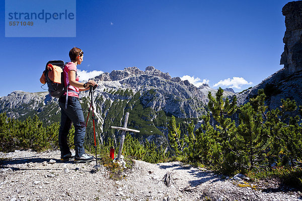 Wanderer beim Aufstieg zum Monte Piano  Klettersteig im Hochpustertal  hinten das Höhlensteintal  Dolomiten  Südtirol  Italien  Europa