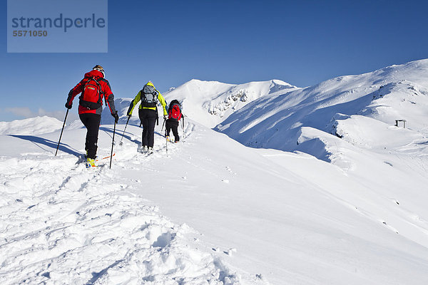 Skitourengeher auf dem Morgenrast-Gipfel oberhalb von Unterreinswald  Sarntal  hinten das Skigebiet Reinswald  Südtirol  Italien  Europa