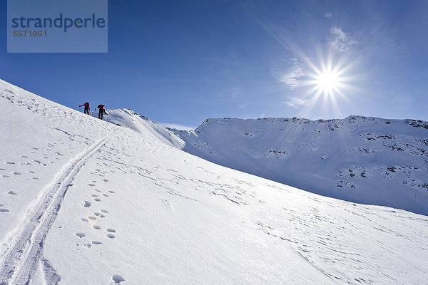 Skitourengeher beim Aufstieg zum Hörtlahner oberhalb von Durnholz  Sarntal  Südtirol  Italien  Europa