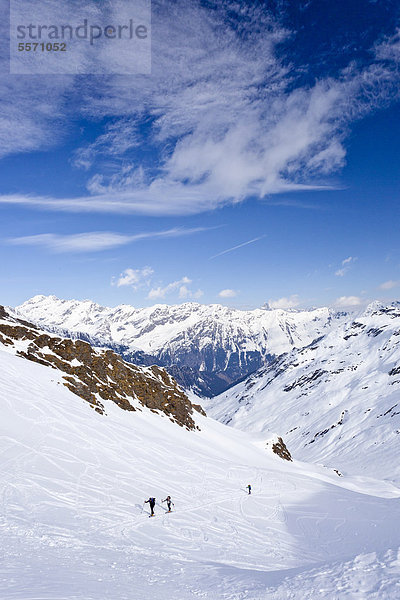 Skitourengeher auf dem Staudenberg Jöchl in Ridnaun oberhalb Schneeberg  Sterzing  hinten das Ridnauntal und dessen Gebirge  Südtirol  Italien  Europa