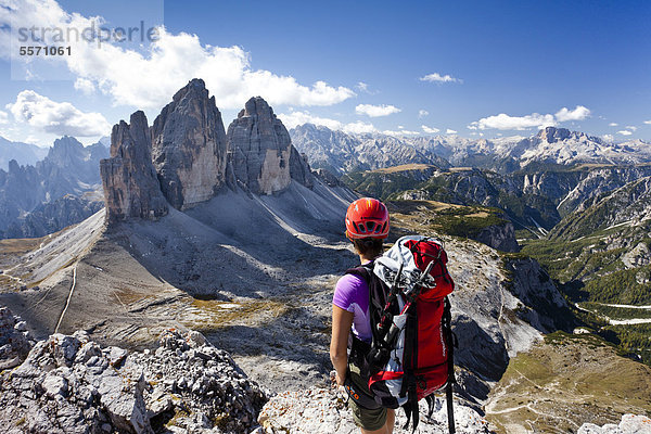 Kletterer auf dem Paternkofel  hinten die Drei Zinnen  der Monte Cristallo  die Hohe Gaisl  Sexten  Hochpustertal  Dolomiten  Südtirol  Italien  Europa