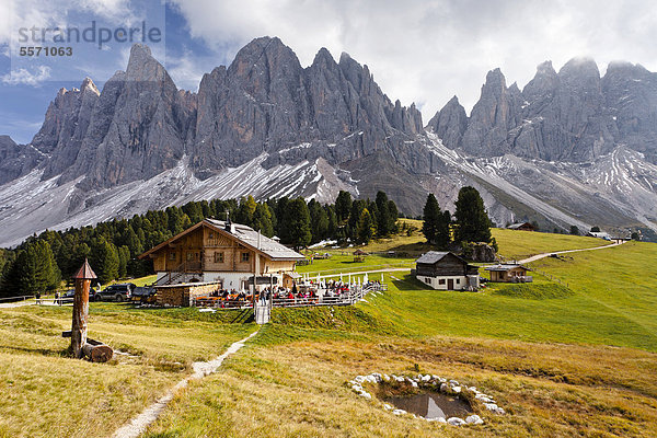 Europa Berg Tal wandern Wiese Dolomiten Trentino Südtirol unterhalb Italien