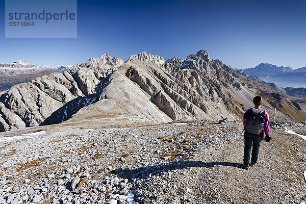 Wanderer beim Bepi Zac Klettersteig im San Pellegrino Tal oberhalb vom San Pellegrino Pass  hinten die Costabela und dahinter die Marmolata  Dolomiten  Trentino  Italien  Europa