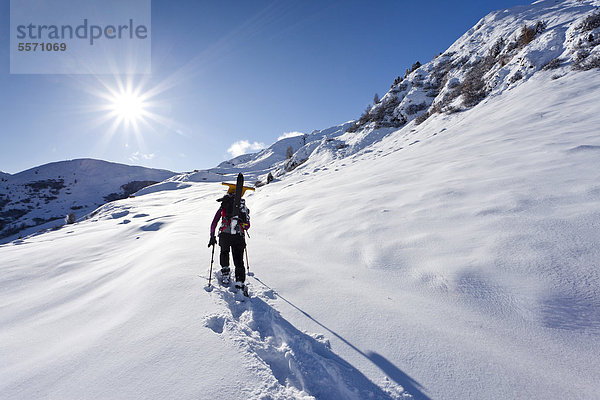 Schneeschuhwanderer beim Aufstieg zur Jagelealm im Ridnauntal oberhalb von Entholz  Südtirol  Italien  Europa