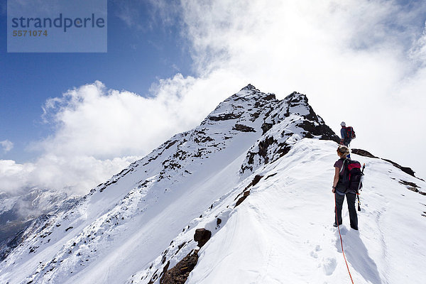 Wanderer beim Aufstieg über den Gipfelgrat zur Hinteren Eggenspitze im Ultental  Südtirol  Italien  Europa