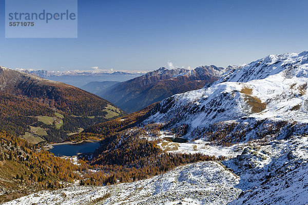 Aussicht beim Abstieg von der Höchster Hütte zum Langsee im Ultental oberhalb vom Weißbrunnsee  hinten das Ultental  unten der Weißbrunnsee  Südtirol  Italien  Europa