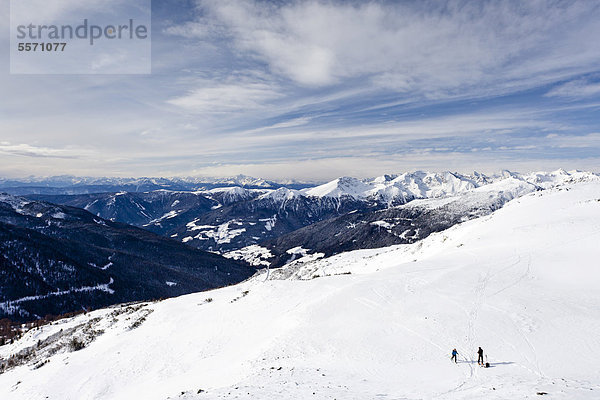 Skitourengeher beim Aufstieg zum Sattele oberhalb von Reinswald  hinten das Sarntal  Südtirol  Italien  Europa