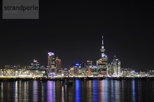 Skyline von Auckland bei Nacht  von Bayswater aus  Nordinsel  Neuseeland
