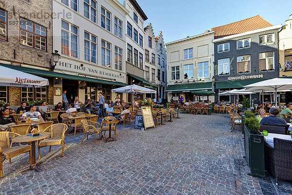Straßencafes am Grote Markt Marktplatz  Altstadt von Brügge  UNESCO Weltkulturerbe  Westflandern  Flämische Region  Belgien  Europa