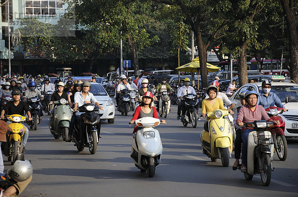 Mopeds  Straßenverkehr  Hanoi  Vietnam  Südostasien