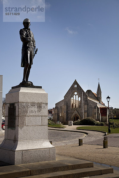 Statue von Horatio Nelson in der Altstadt von Portsmouth vor der Royal Garrison Kirche in Old Portsmouth  Hampshire  England  Großbritannien  Europa