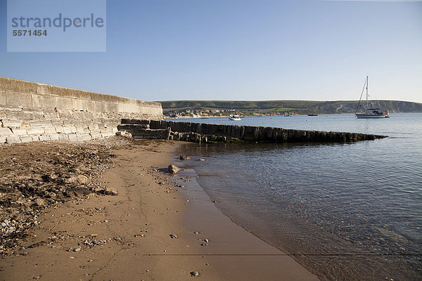 Strandmauer als Küstenschutz mit Aufschleppe für Boote in Swanage Bay  Dorset  England  Großbritannien  Europa