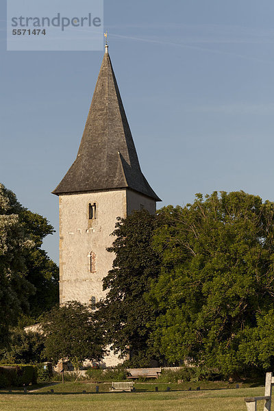 Holy Trinity Kirche  Bosham Church  mit Dachschindeln bedeckter Kirchturm  Chichester  West Sussex  England  Großbritannien  Europa