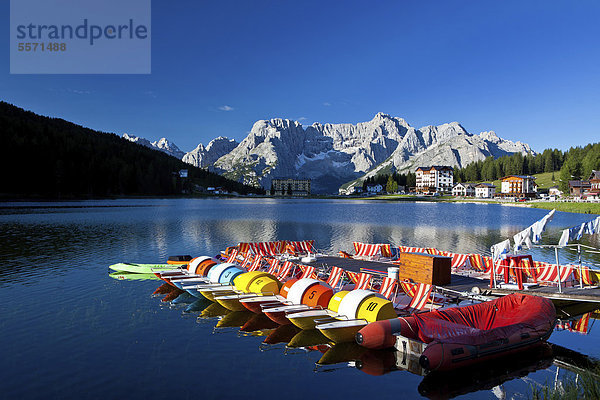 Tretboote  Lago Misurina  Misurinasee  Südtirol  Italien  Europa