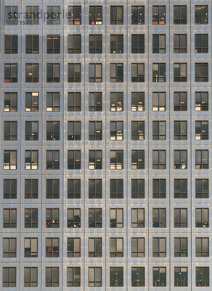 Fassade des 50-stöckigen Büro-Hochhauses Canary Wharf Tower  One Canada Square  von Cesar Pelli entworfen und 1991 fertiggestellt  Canary Wharf  Docklands  London  England  Großbritannien  Europa