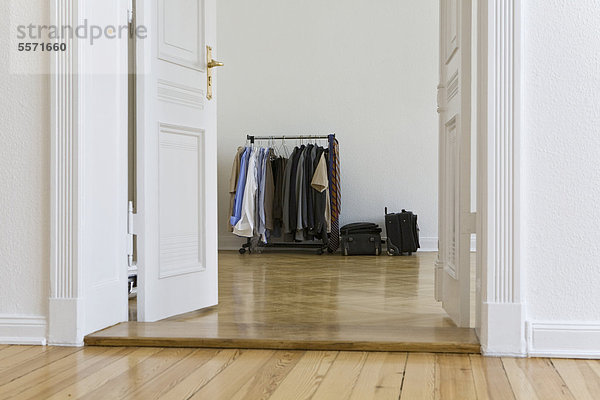Kleiderständer in leerer Wohnung kurz vor Einzug neuer Mieter  Berlin  Deutschland  Europa