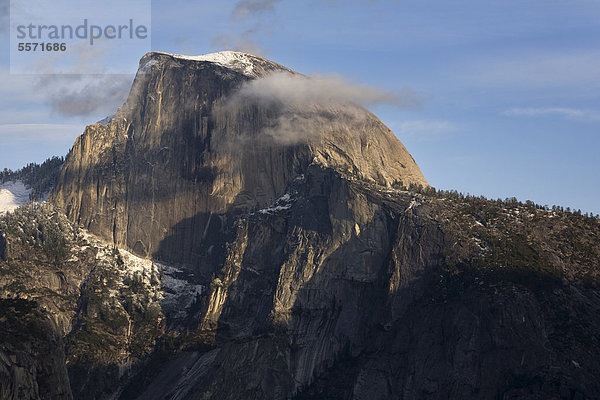 Half Dome  2693 m  im Yosemite Nationalpark  ein Granitfelsen der sich mehr als 1444 m über dem Talboden erhebt  Yosemite  Kalifornien  USA