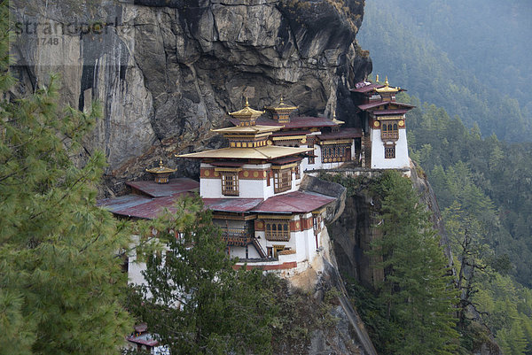 Tibetischer Buddhismus  Tigernest Kloster an der Felswand  Taktshang  bei Paro  Königreich Bhutan  Südasien  Asien