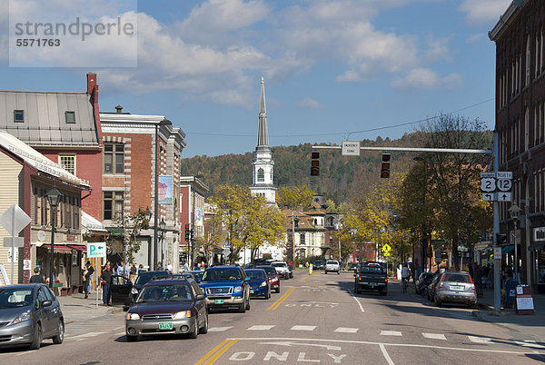 Hauptstraße in der Altstadt mit Kirchturm  Zentrum  Montpelier  Vermont  Neuengland  USA  Nordamerika  Amerika