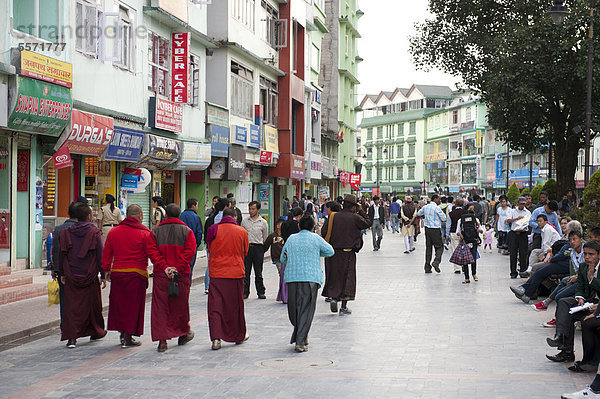 Buddhistische Mönche schlendern in der Fußgängerzone  Einkaufsstraße  Mahatma Gandhi Road  Gangtok  Sikkim  Himalaja  Indien  Südasien  Asien