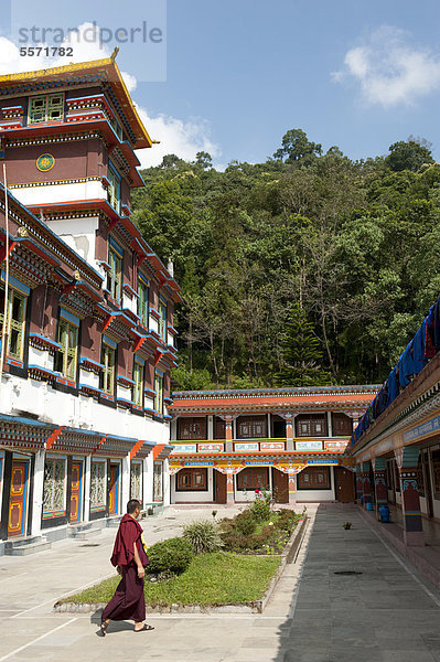 Tibetischer Buddhismus  Karma-Kagyü-Linie  Mönch im Innenhof  Kloster Lingdum Gompa  bei Gangtok  Sikkim  Himalaja  Indien  Südasien  Asien