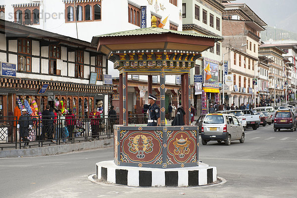Verkehrspolizist regelt den Verkehr per Handsignal  Norzin Lam Straße  Innenstadt  Zentrum  Hauptstadt Thimphu  Königreich Bhutan  Südasien  Asien