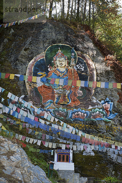 Bunt bemaltes Felsrelief  Guru Rinpoche  Padmasambhava  bunte Gebetsfahnen  bei Thimphu  Königreich Bhutan  Südasien  Asien