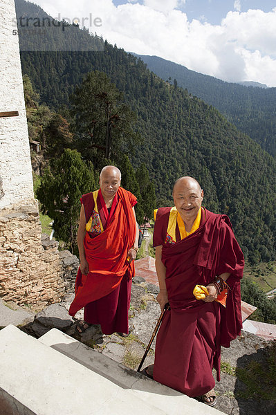 Zwei Mönche in roten Roben  Kloster Cheri Goemba  Chagri Dorjeden Monastery  bei Thimphu  Königreich Bhutan  Südasien  Asien