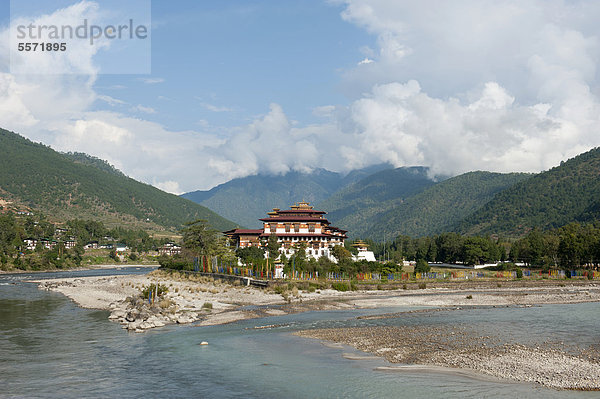 Tibetischer Buddhismus  Klosterfestung am Fluss  Dzong  bewaldete Berge  Punakha  Himalaja  Königreich Bhutan  Südasien  Asien