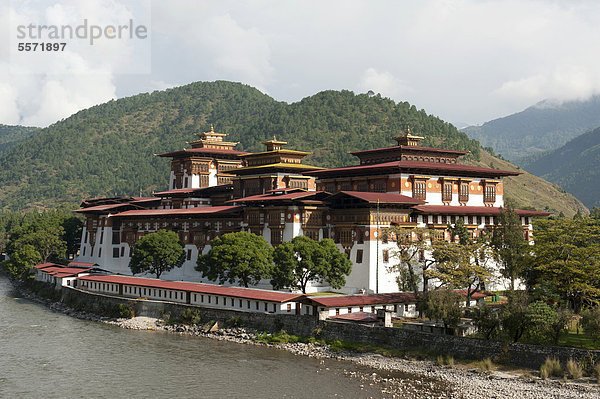 Tibetischer Buddhismus  Klosterfestung am Fluss  Dzong  Punakha  Himalaja  Königreich Bhutan  Südasien  Asien