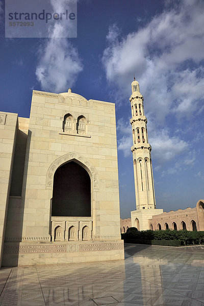 Die Große Sultan-Qabus-Moschee  Hauptmoschee in Oman  eines der wichtigsten Bauwerke des Landes  eine der weltweit größten Moscheen  Muscat  Maskat  Oman  Arabische Halbinsel  Naher Osten