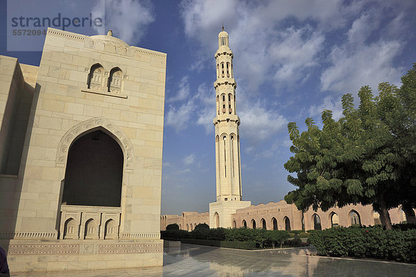 Die Große Sultan-Qabus-Moschee  Hauptmoschee in Oman  eines der wichtigsten Bauwerke des Landes  eine der weltweit größten Moscheen  Muscat  Maskat  Oman  Arabische Halbinsel  Naher Osten