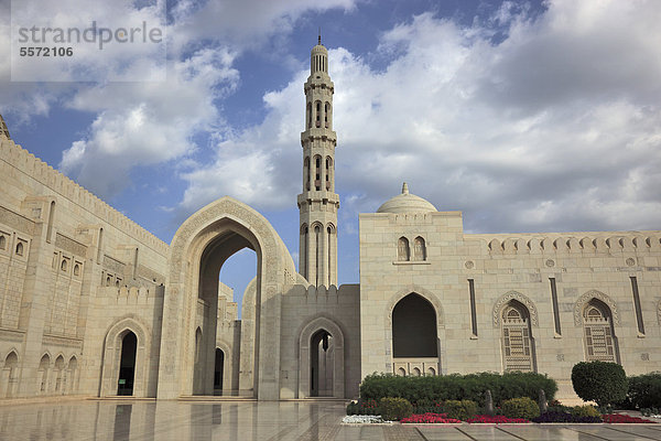 Die Große Sultan-Qabus-Moschee  Hauptmoschee in Oman  eines der wichtigsten Bauwerke des Landes  eine der weltweit größten Moscheen  Muscat  Maskat  Oman  Arabische Halbinsel  Naher Osten