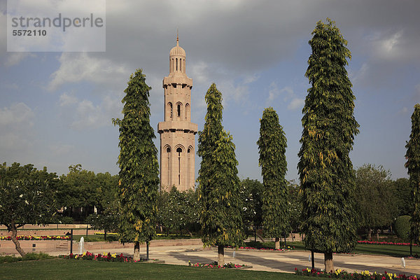 Parkanlage  Große Sultan-Qabus-Moschee  Hauptmoschee in Oman  eines der wichtigsten Bauwerke des Landes  eine der weltweit größten Moscheen  Muscat  Maskat  Oman  Arabische Halbinsel  Naher Osten