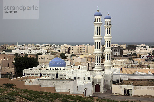 Blick auf Moschee und Stadt Sur  Oman  Arabische Halbinsel  Naher Osten