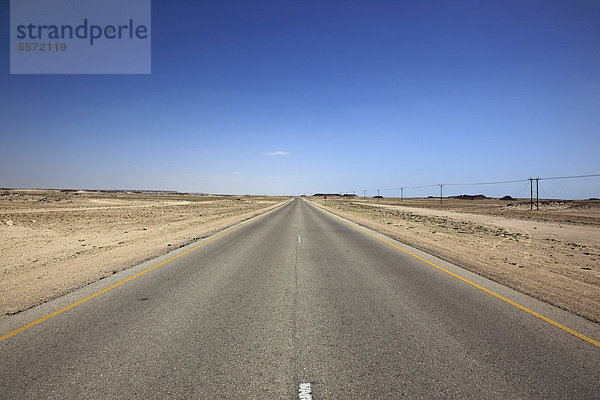 Einsame Straße durch das leere Viertel  ar-Rub al-Khali  Oman  Arabische Halbinsel  Naher Osten