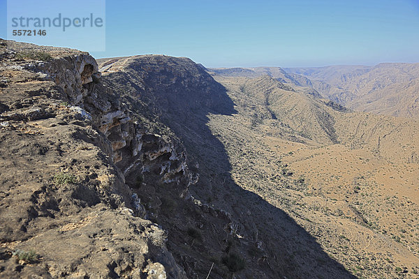 Landschaft des südlichen Dhofar  Jabal al-Qamar  Oman  Arabische Halbinsel  Naher Osten