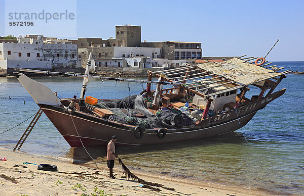 Dhau im Fischerhafen von Mirbat im Süden des Oman  Arabische Halbinsel  Naher Osten